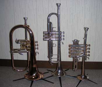茨木さん愛用の金管：左からフリューゲルホルン、トランペット、ピッコロ・トランペット